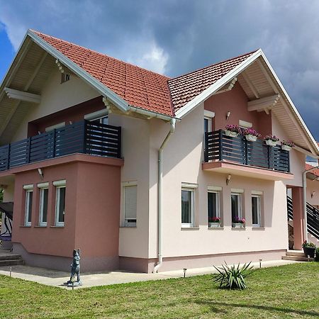 Apartman Swans Otocsán Kültér fotó