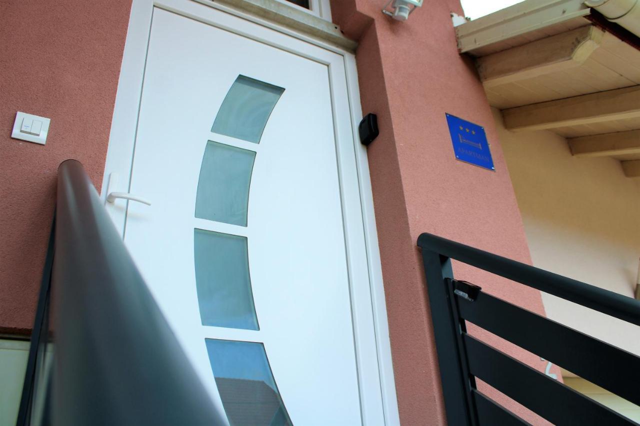 Apartman Swans Otocsán Kültér fotó