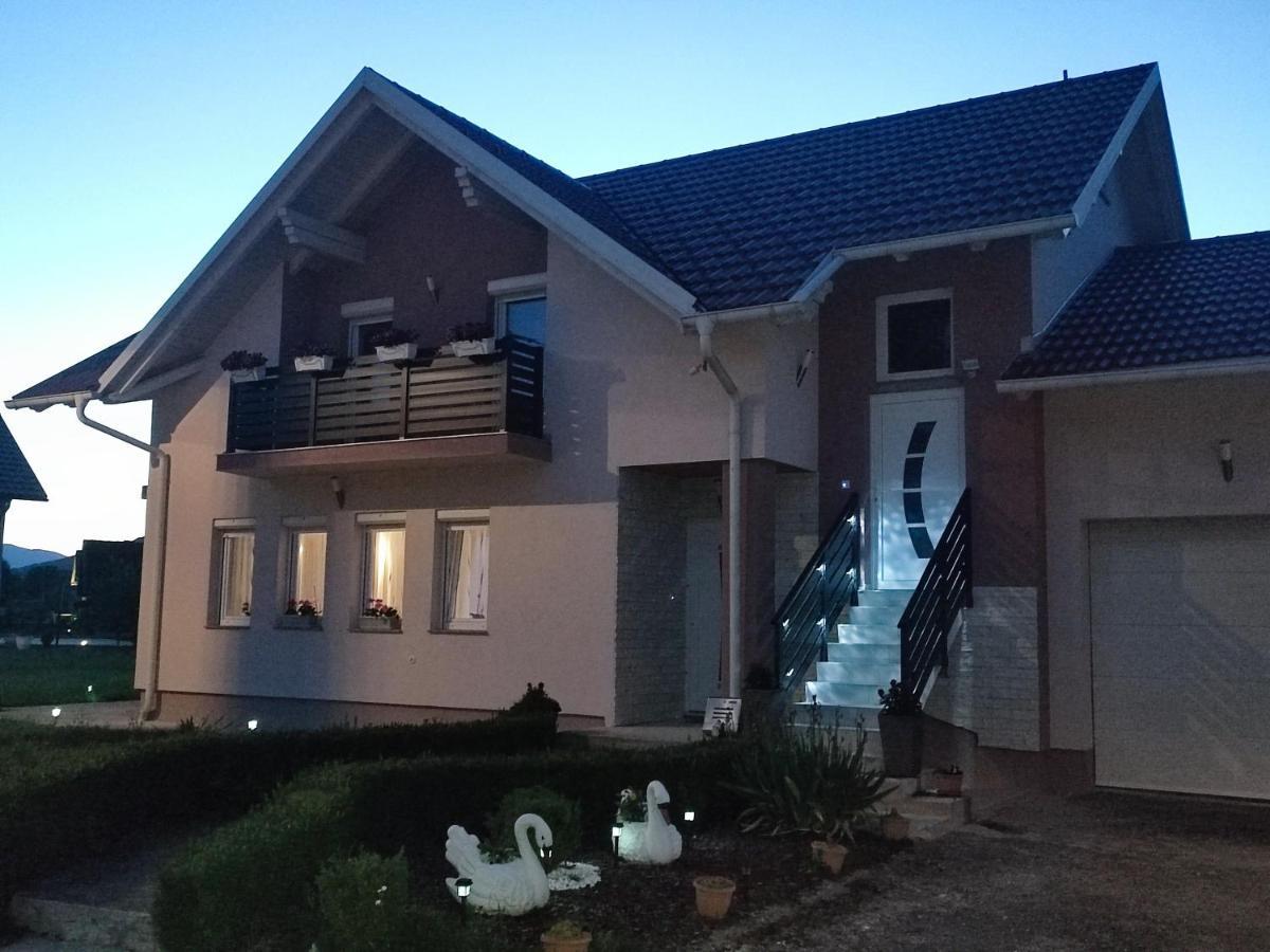 Apartman Swans Otocsán Kültér fotó