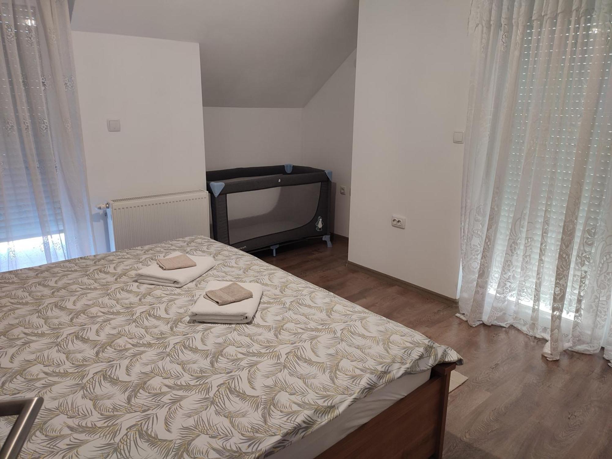 Apartman Swans Otocsán Kültér fotó