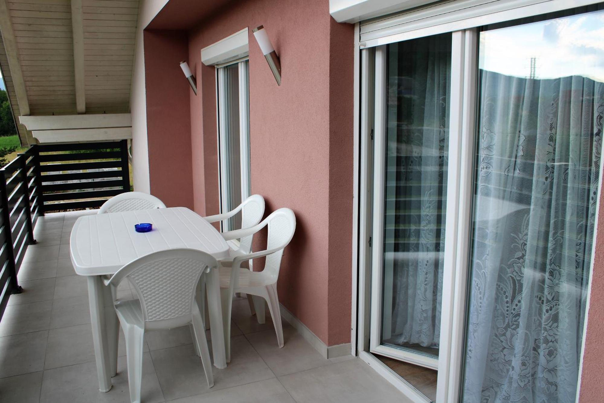 Apartman Swans Otocsán Kültér fotó