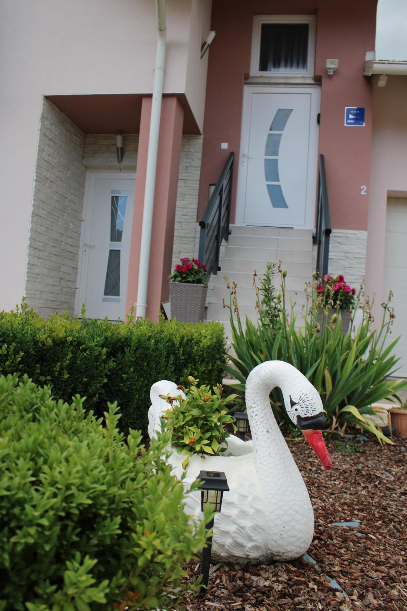 Apartman Swans Otocsán Kültér fotó